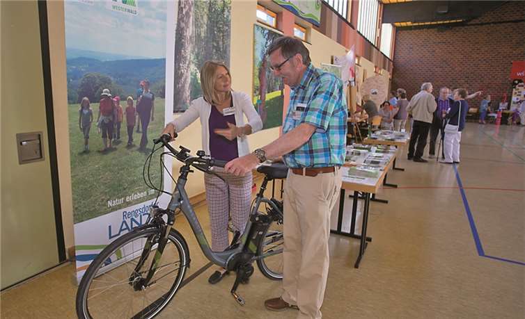 Brigitte Riebold von der Tourist-Information Rengsdorf erklärt Ferdi Wittlich die Vorzüge des E-Bike.privat