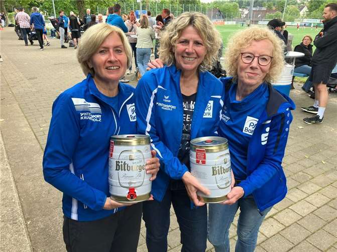 Brigitte Schäfer, Christina Sesterhenn und Ulrike Große nahmen stellvertretend den Preis für die teilnehmerstärkste Gruppe entgegen. Foto: Thomas Schütz