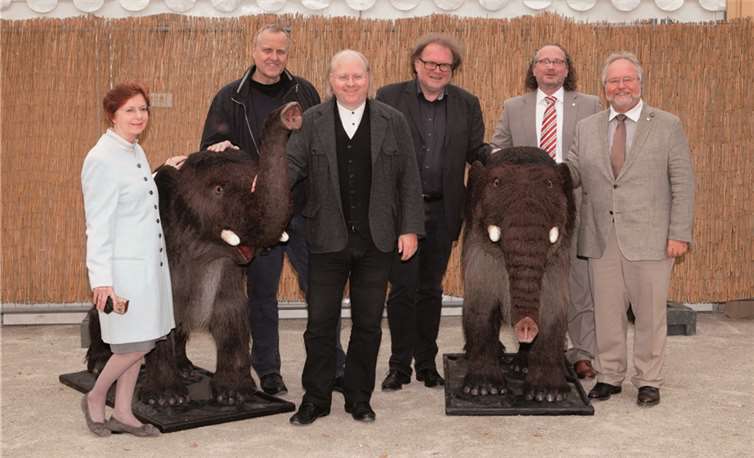 Brigitte Schmutzler (Landesmuseum Koblenz), Dr. Dr. Axel von Berg (Landesarchäologie), Dr. Wilfried Rosendahl (Reiss-Engelhorn-Museen), Thomas Metz (Generaldirektor Kulturelles Erbe RLP), Sven Wiegand (Reiss-Engelhorn-Museen) und Prof. Dr. Alfried Wieczorek (Reiss-Engelhorn-Museen) (v.l.) mit den ersten Vorboten für die große Ausstellung im nächsten Jahr. GDKE Rheinland-Pfalz / Pfeuffer