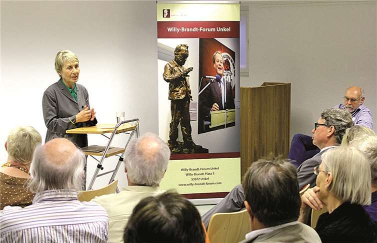 Brigitte Seebacher erläuterte den Zuhörern Willy Brandts Ausspruch: „Nicht wird, wie es war!“ DL