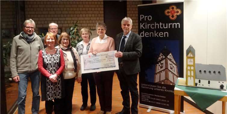 Brigitte Strödter (2.v.r.) überreichte dem Vorstand des Kirchbauvereins Niederbieber eine Spende der Evangelischen Frauenhilfe für die Sanierung des Kirchturms in Höhe von 1.000 Euro.