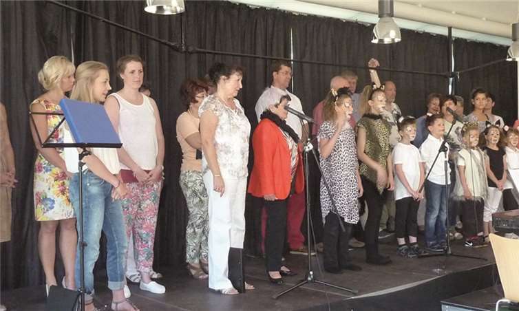 Brigitte Thilmann-Hilger mit ihrem Chor. privat