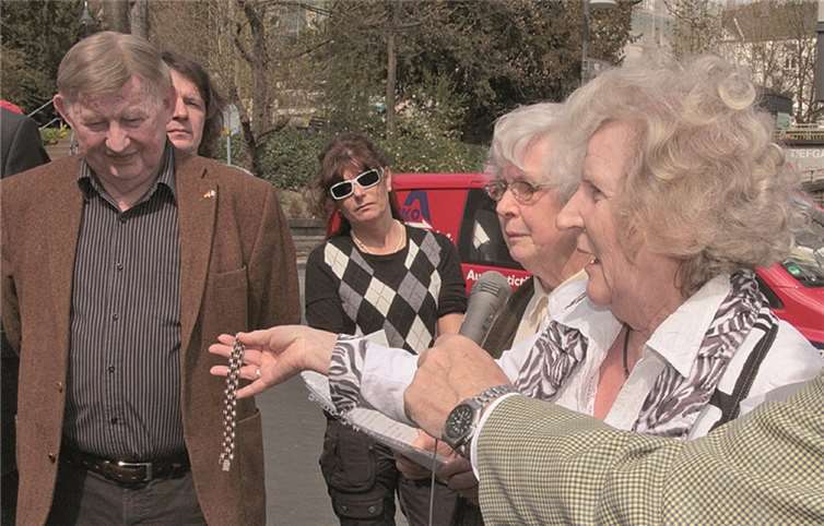 Brigitte Weisbrod geborene Monreal zeigte den Anwesenden das Armband, das ihre Mutter für das Verstecken eines jüdischen Mitbürgers in Vallendar erhalten hat.