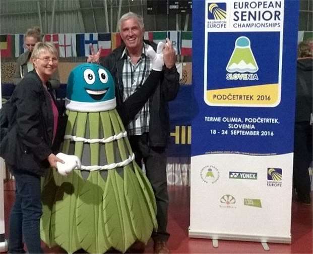 Brigitte und Dieter Prax beim Maskottchen der EM.