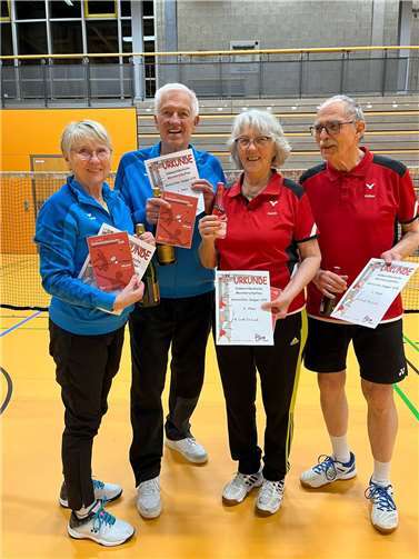 Brigitte und Dieter Prax (links) konnten nach langer Zeit erstmals wieder in der gleichen Altersklasse zusammen spielen und feierten dabei ihr 60-jähriges, erfolgreiches Mixed-Jubiläum mit einem klaren Sieg.  Fotos: privat