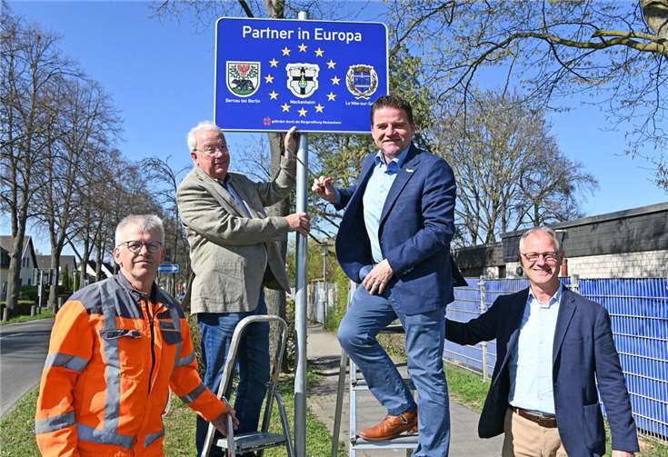 Bringen das neue Städtepartnerschaftsschild an der Gelsdorfer Straße an, von links: Christoph Rehn vom Baubetriebshof, Jens Biesterfeldt, erster Vorsitzender des Bürgervereins Meckenheim, Bürgermeister Holger Jung und der Leiter des städtischen Baubetriebshofes Ullrich Hagedorn. Foto: Stadt Meckenheim