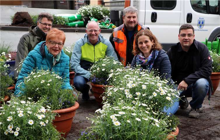 Bringen strahlend Blüten in die Innenstadt: (v.l.) Horst Meyer-Wippermann, Karina Sauer, Guido Kröff, Dirk Gerharz, Carolin Grumbt und Marco Göbenich. Foto: privat