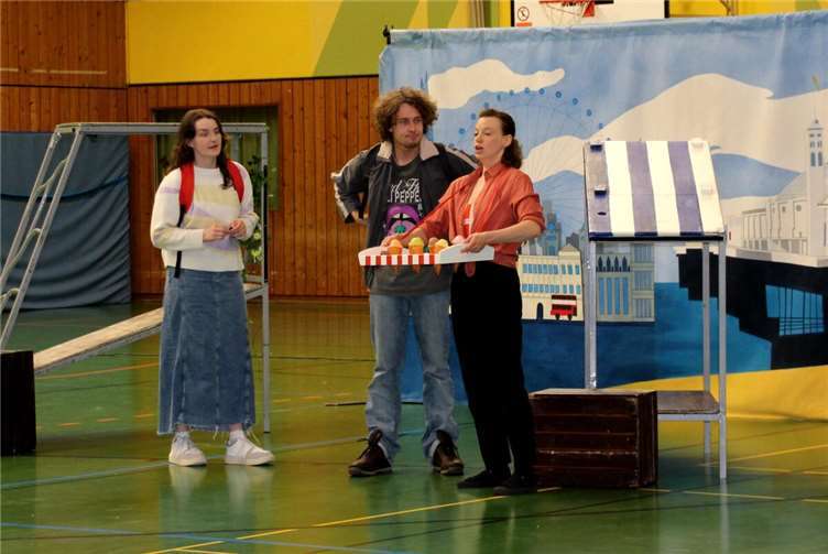 Britische Schauspieler*innen vermittelten den Schüler*Innen eindrucksvoll ein fröhliches Theaterstück.  Foto: Realschule plus Untermosel