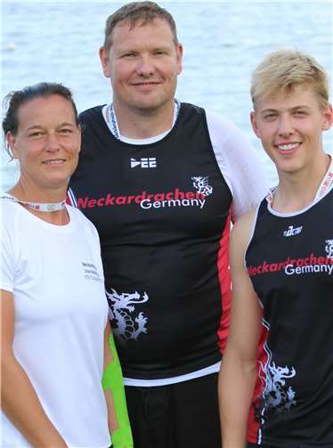 Medaillen für stolze Drachenbootsportler Britt Gutmann, Jörg Froitzheim und Philipp Klein; es fehlt Larissa Schilde.