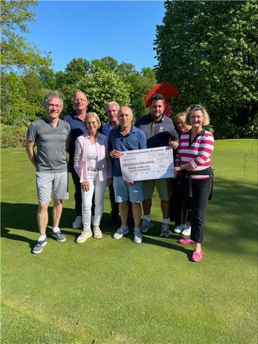 Britta Jelden (rechts) von der Kreissparkasse Ahrweiler überreichte im Rahmen der Siegerehrung die Spende. Foto: Günter Witsch