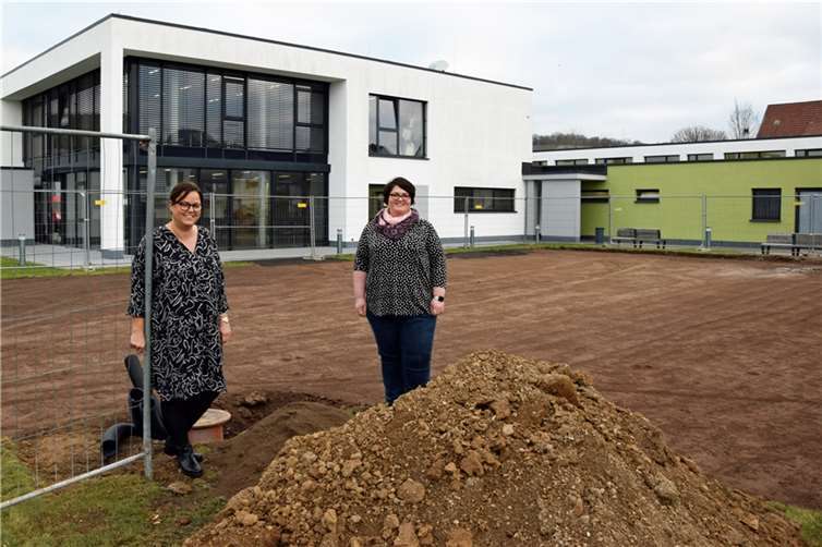 Britta Lott (links) und Anna Keiman-Winterer freuen sich auf die Mobilraum-Anlage vor den INTEC-Betrieben in Bad Neuenahr-Ahrweiler.  Foto: Caritas Werkstätten