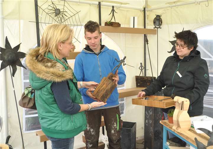 Britta Müller aus der Schreinerei und ein Jugendlicher aus der Schlosserei boten den Kunden tolle Exponate an