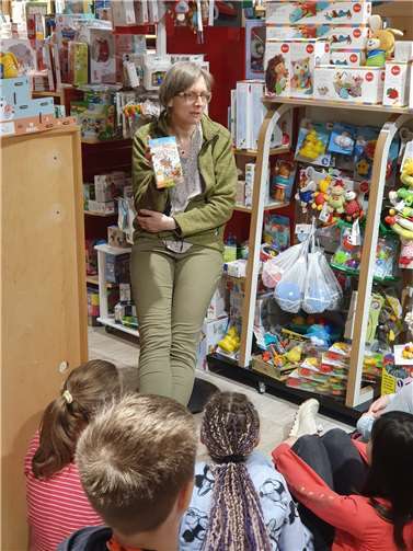 Britta Paschke präsentiert den Grundschulkindern das Buch „Volle Fahrt ins Abenteuer“. Foto: privat