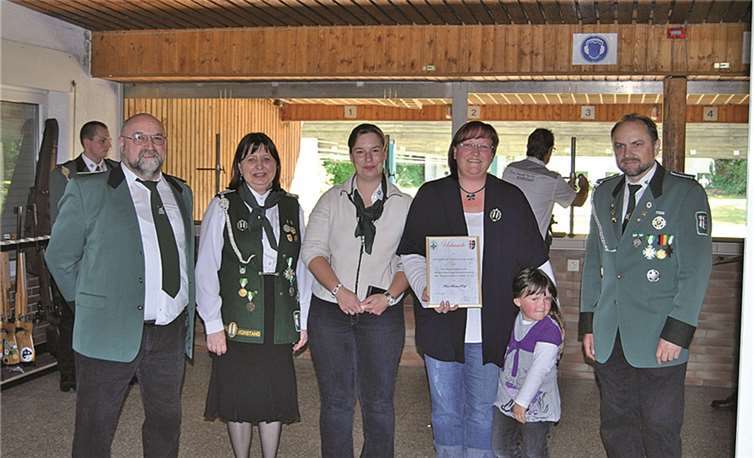 Britta Reif wurde für 25 Jahre Mitgliedschaft mit einem Jubelorden mit Urkunde geehrt.  privat