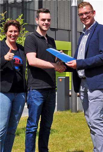 Britta Röhrig (li.) und Marco Deckers (re.) überreichen Leonard Breutigam das Prüfungszeugnis.Stadt Meckenheim