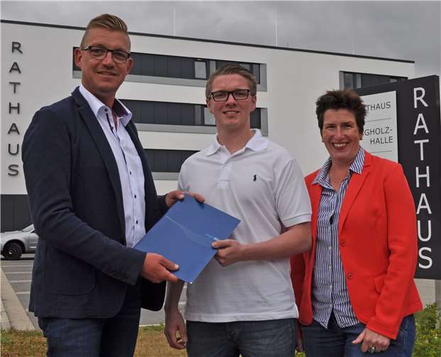 Britta Röhrig (re.) und Marco Deckers (li.) überreichen Christian Wolf (Mitte) das Prüfungszeugnis. Foto: Stadt Meckenheim