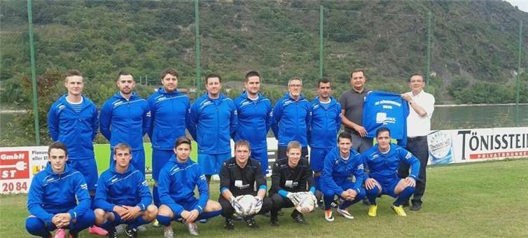 Brohl. Nachdem Roman Förster, Eigentümer und Geschäftsführer der Schädlingsbekämpfungsfirma Nobaxx aus Sinzig erst vor wenigen Monaten die SG Gönnersdorf/Brohl II bei der Anschaffung eines neuen Trikotsatzes unterstützte, ließ es sich der aktive Spieler der Alte Herren des VfL 1892 Brohl/Rhein e.V. nicht nehmen, einen kompletten Satz Trainingsanzüge für das Team zu sponsern. privat