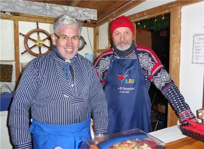 Brohl.Das schöne Burgambiente der Familie Liebsch war am 1. Adventssamstag wieder Kulisse für den 12. Brohler Weihnachtsmarkt. Traditionell war auch der Brohler Kulturverein wieder mit seinem Stand „Aalstübchen“ vertreten. Der Vorsitzende Helmut Rosenbaum (rechts) und Geschäftsführer Franz-Josef Döpgen boten beispielsweise Wärmendes aus dem Suppenkessel an.privat