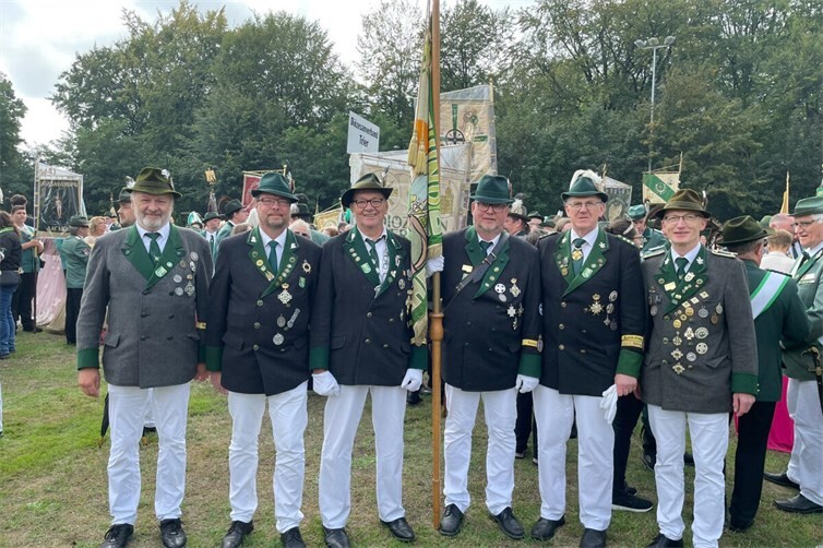 Brohler Matthias-Schützen mit Fahne vor Beginn des grossen Festzugs