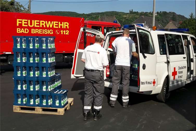 Brohler Mineralwasser stellte kostenfrei Getränke für die evakuierten Menschen zur Verfügung, die von den Einsatzkräften verteilt wurden.
