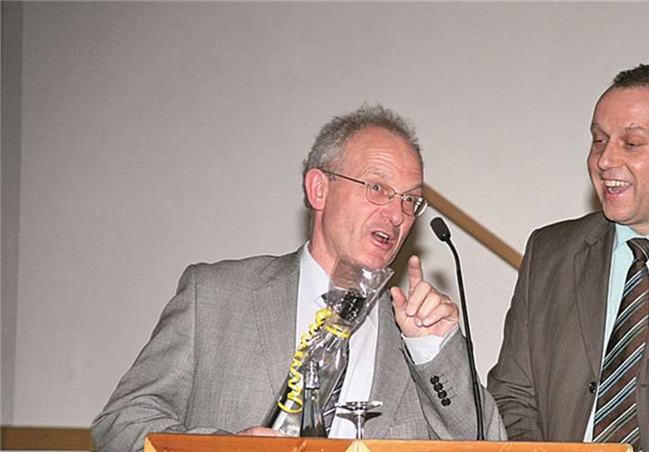 Brohltals Bürgermeister Johannes Bell (r.) verabschiedet mit einem kleinen Ge-schenk den in Daun aufgewachsenen Gastredner Prof. Axel Lorig, der in Mayen seine berufliche Karriere begann. WE