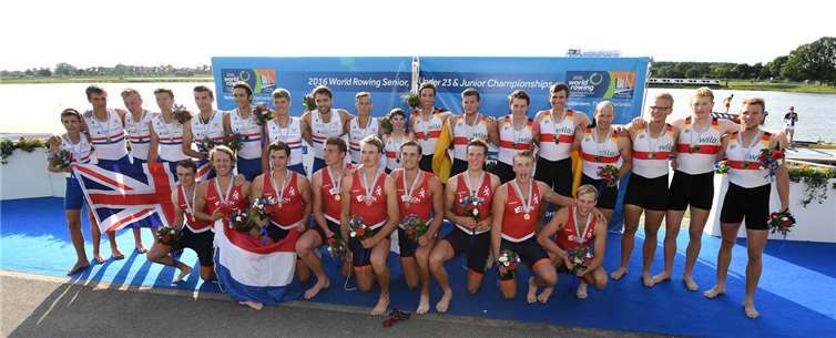 Bronze für den deutschen Achter. Es ist für Spitzensteuermann Jonas Wiesen (hintere Reihe, 10.v.l.) und seine Mannschaft (hinten,r.) schon eine Überraschung, bei dieser WM auf dem Siegerpodest zu stehen. Doch im Endlauf konnte die Mannschaft ihr Leistungspotenzial voll einsetzen und die Bronzemedaille gewinnen. Der Achter des Gastgeberlandes Niederlande (vorne) gewinnt Gold, Silber gehrt an die Briten (hinten,l).DRV/ Oliver Quickert