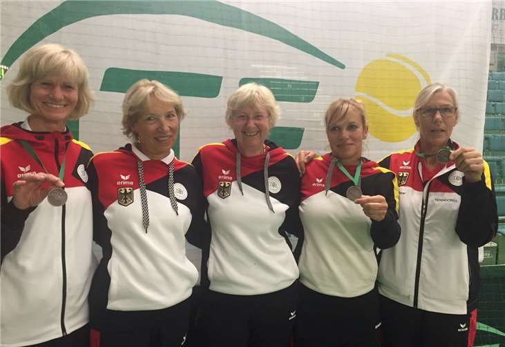 Bronze für die Damen 60. Von links nach rechts: Brigitte Friedl (Neu-Isenburg); Katrin Dippner (Berlin), non-playing Kapitän Dagmer Hellwegen (Hamburg); Sabine Schmitz (Essen) und Margreth Beyer aus Andernach.privat