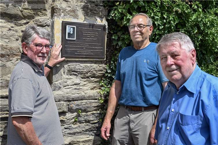 Bronzeplakette in den Engerser Rheinanlagen erinnert an das Wirken der Engerser Ehrenbürgerin Schwester Edelgard Schneider. Hermann Thelen, Peter Scholl und Josef Kretzer bei der tags zuvor angebrachten Plakette, die auch das Bild der Geehrten trägt.  Foto: Mohr