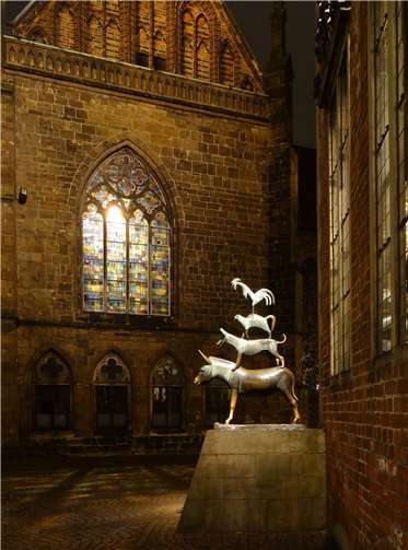 Bronzeskulptur der Stadtmusikanten vor dem Bremer Rathaus. Foto: Jürgen Howald /Wikimedia Commons