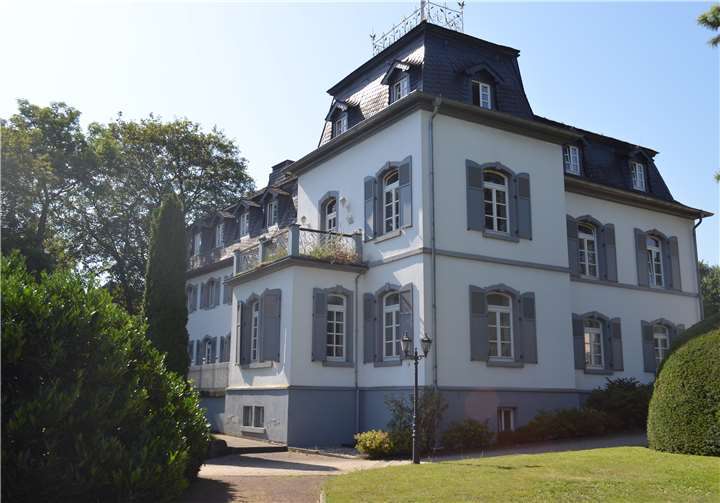 Bronzezeitliche Funde, das Wirken mittelalterlicher Hospitäler, Einblicke in die Anfänge der Anstaltspsychiatrie und eine Lichtinstallation bei Live-Musik am Abend: Das Schlösschen der Barmherzigen Brüder in Saffig gehört in diesem Jahr zu den bundesweit herausgehobenen Highlights des „Tags des offenen Denkmals“ am 8. September. Foto: privat