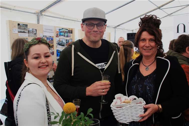 Brot und Salz gab es von Weinkönigin Jana Ludwig und Eva Flügge (rechts) für Pastor Sascha Neudorf bei der Einweihung in Altenahr. Foto: GS