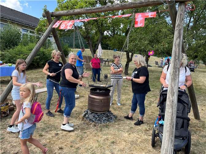 Brotback-Angebot mit Mitarbeiterinnen aus der Tagesförderstätte des Caritas Zentrums Mendig.