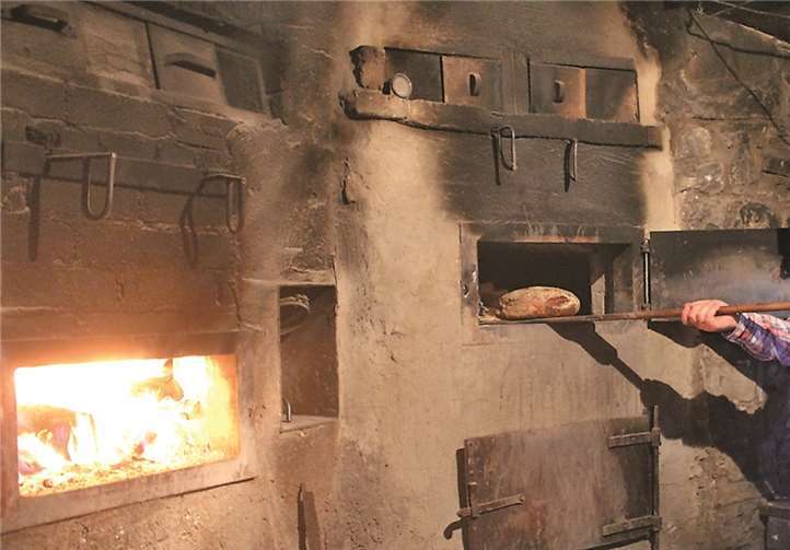 Brotbacken im Ehlinger Backes. privat
