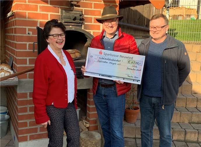 Brote backen und gegen eine kleine Spende für den guten Zweck verschenken, das machen die Brüder Guido und Lars Ebert.Foto: privat