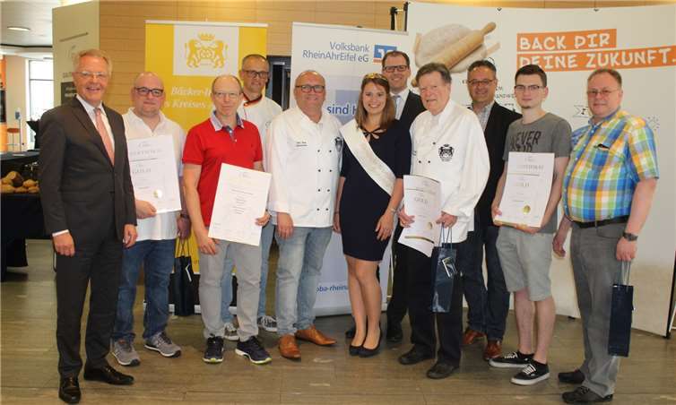 Brotkönigin Nina Jakobs (Mitte) überreichte den teilnehmenden Bäckerbetrieben die Prämierungsurkunden.DU