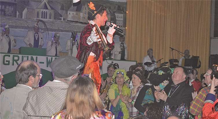 Bruce Kapusta begeisterte das Publikum im Glaspalast, darunter auch der Landrat des Kreises Ahrweiler, Dr. Jürgen Pföhler.