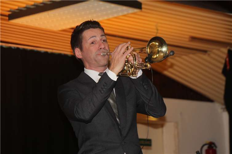 Bruce Kapusta beim Weihnachtskonzert in der Jahnhalle.