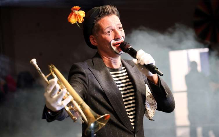 Bruce Kapusta, der Profi an der Trompete, verzaubert mit Stimmung, Gänsehaut und Emotionen.