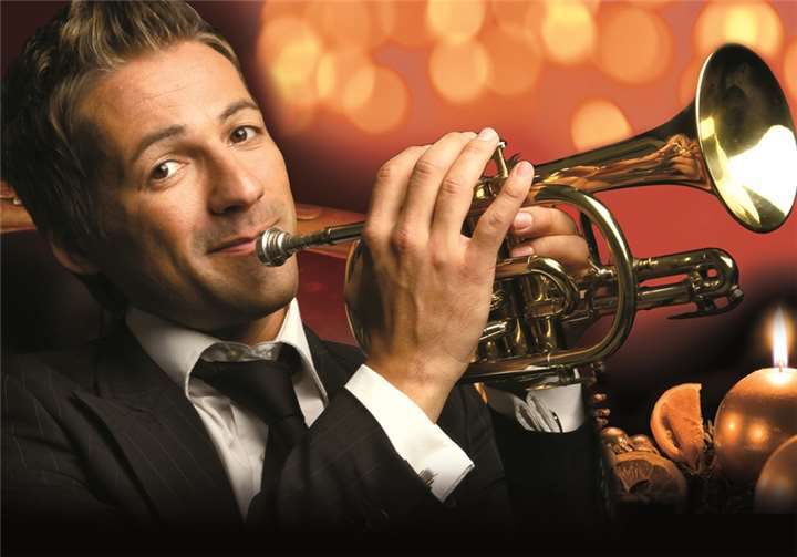 Bruce Kapusta ist auf großer Weihnachtstournee. Bruce Kapusta Entertainment