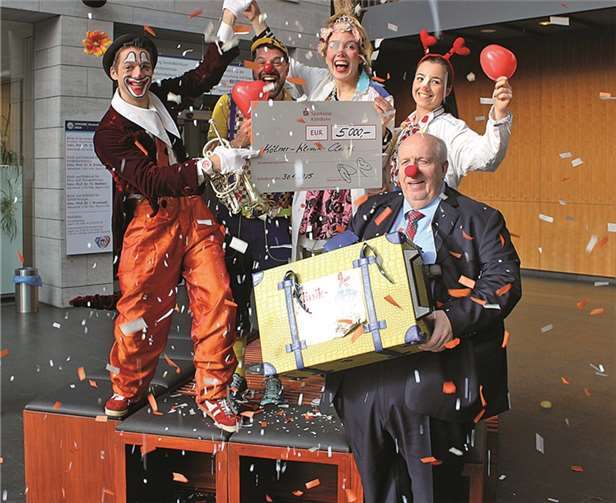 Bruce Kapusta (links) und Reiner Calmund bei der Scheckübergabe an den Kölner Klinikclowns e.V.. privat