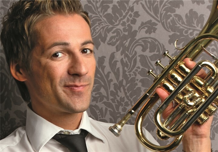 Bruce Kapusta stimmt am 5. Dezember mit seiner Trompete die Besucher des nostalgischen Weihnachtsmarkts im Kasbachtal, auf Weihnachten ein. privat