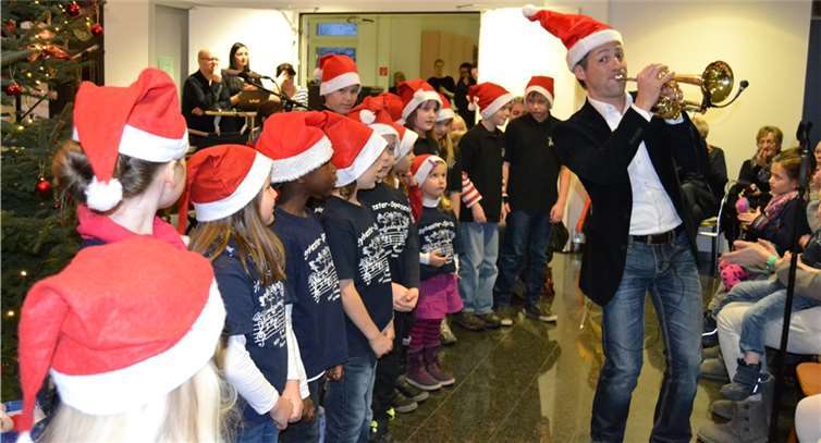 Bruce Kapusta und die Hausener Sylvesterspatzen erfreuten gemeinsam mit weihnachtlichen Klängen und Gesang. Fotos; Ute Weiner