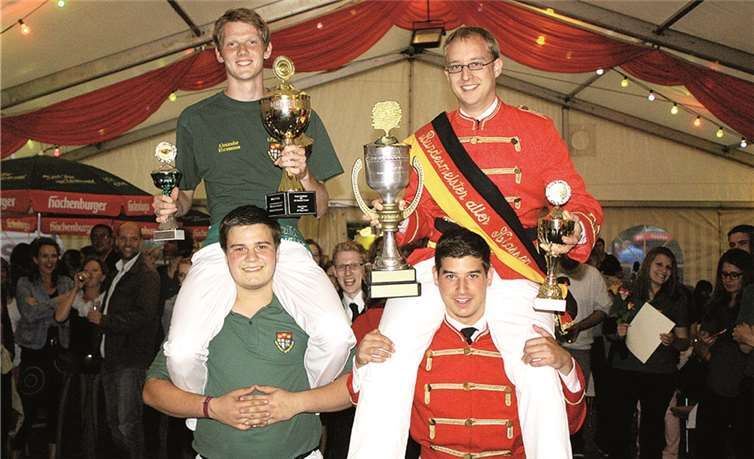 Bruchhausen. Nachdem Florian Paaßen Lothar Mollberg die Schärpe umgelegt hatte und dieser auf den Schultern von Jan-Philipp Wallek den Wanderpokal des Bundesmeisters aller Klassen im Fahnenschwenken triumphierend in die Höhe reckte, ließ sich auch ein überglücklicher Alexander Hirzmann auf den Schultern von Dominik Schwager ausgiebig feiern. DL