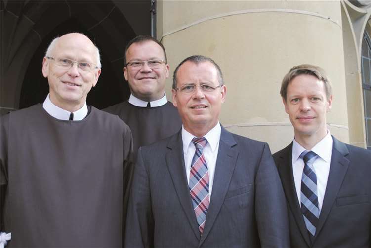 Bruder Bonifatius Faulhaber (2. v. l) übernimmt künftig die Aufgabe des Vorstandsvorsitzenden der Franziskanerbrüder vom Heiligen Kreuz e. V. von Generalsuperior Bruder Ulrich Schmitz (links), während Joachim Domann (Mitte) und Dr. Matthias Bussmann (rechts) als geschäftsführender Vorstand operativ tätig sind.Privat