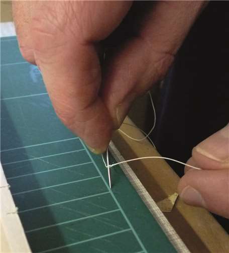 Bruder Jakobus durchsticht einen zuvor durch Bienenwachs gezogenen dünnen Zwirn, sodass eine flache Schlaufe entsteht und man den Faden leicht durch die Löcher ziehen kann.