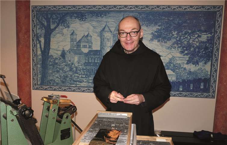 Bruder Jakobus gab am Stand derKloster-Buchbinderei einen Einblick in sein seltenes Kunsthandwerk.