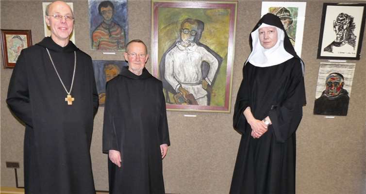 Bruder Joseph Belling (Mitte) vor seinem Selbstportrait aus dem Jahr 1965 mit Abt Benedikt Müntnich (li.) und seiner Schülerin Schwester Christophora Janssen aus der Abtei St. Hildegard in Rüdesheim-Eibingen (re.). -SF-