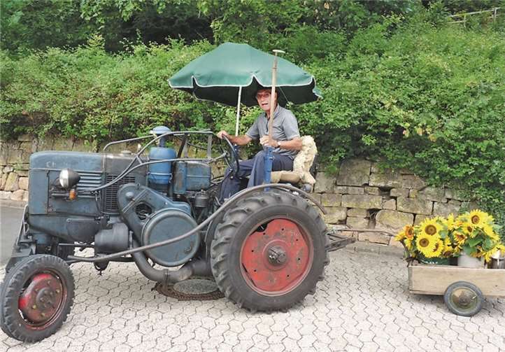 Bruder Leonhard war mit seinem „Oldtimer“-Traktor ständig von Fotografen umringt.