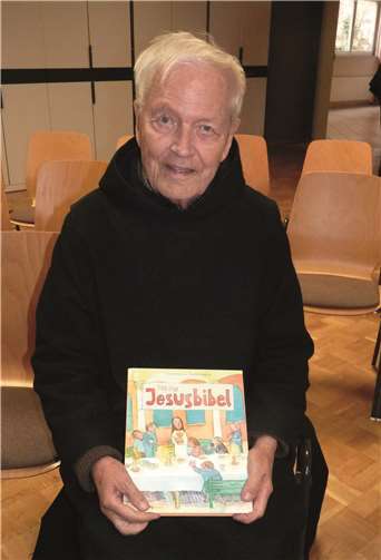 Bruder Lukas Ruegenberg hat bereits über 40 Kinderbücher mit seinen beeindruckenden Aquarellen gestaltet.