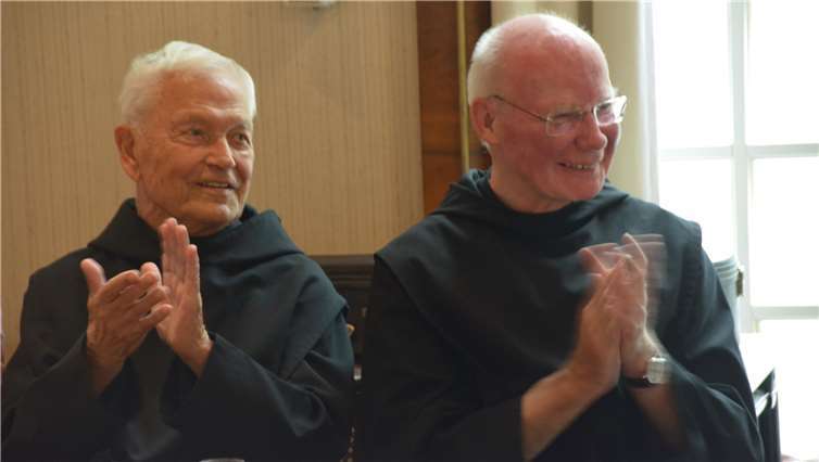 Bruder Lukas (l.) und Prior Abt Andreas Werner.